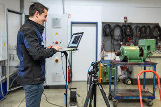 technische-diagnostik-monitoring Mitarbeiter der technischen Diagnostik überprüft einen Elektromotor