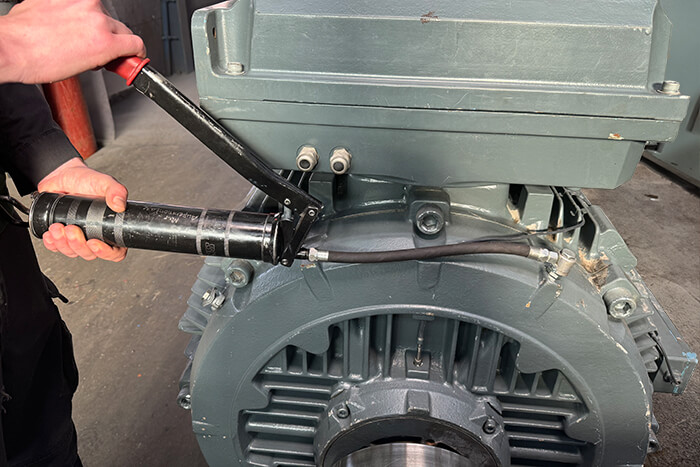 Nahaufnahme unseres Schmierservices am Elektromotor