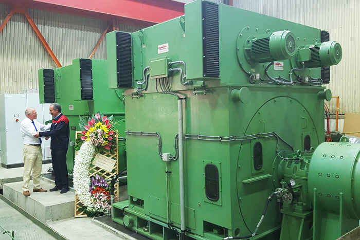 electric-motor-procurement-trade-pneumotor Klaus Hempel with customers in front of large electric motor - handover