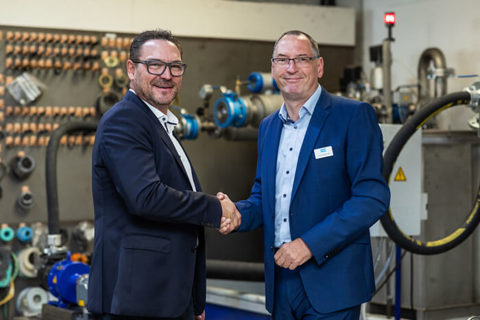 frank-beilsteil-hempel-atlas-copco-pumpen-handel-partner Frank Beilstein mit Vertreter von Atlas Copco – Handschlag