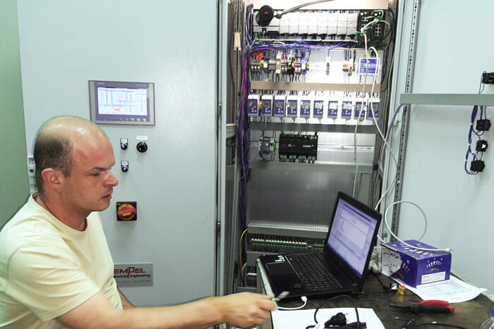 Employee testing a frequency inverter on a laptop