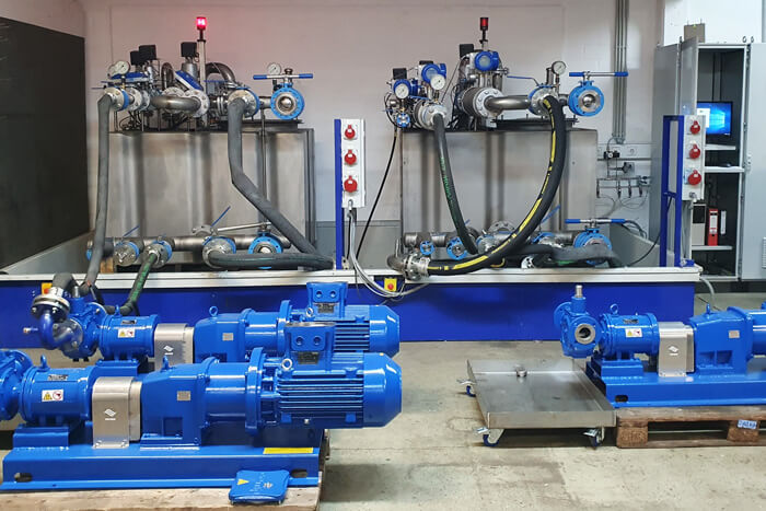 mehrere Pumpen im Regal