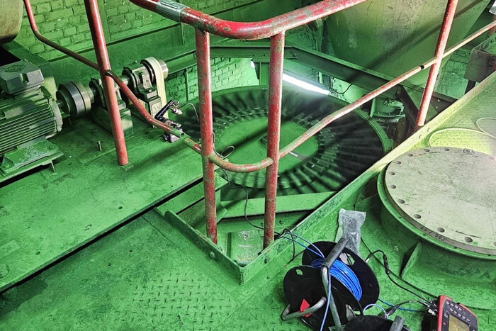 Ein Elektromotor während des Betriebsauswuchtens