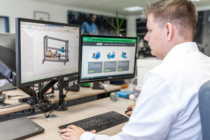 karriere-bei-hempel Mitarbeiter am Computer