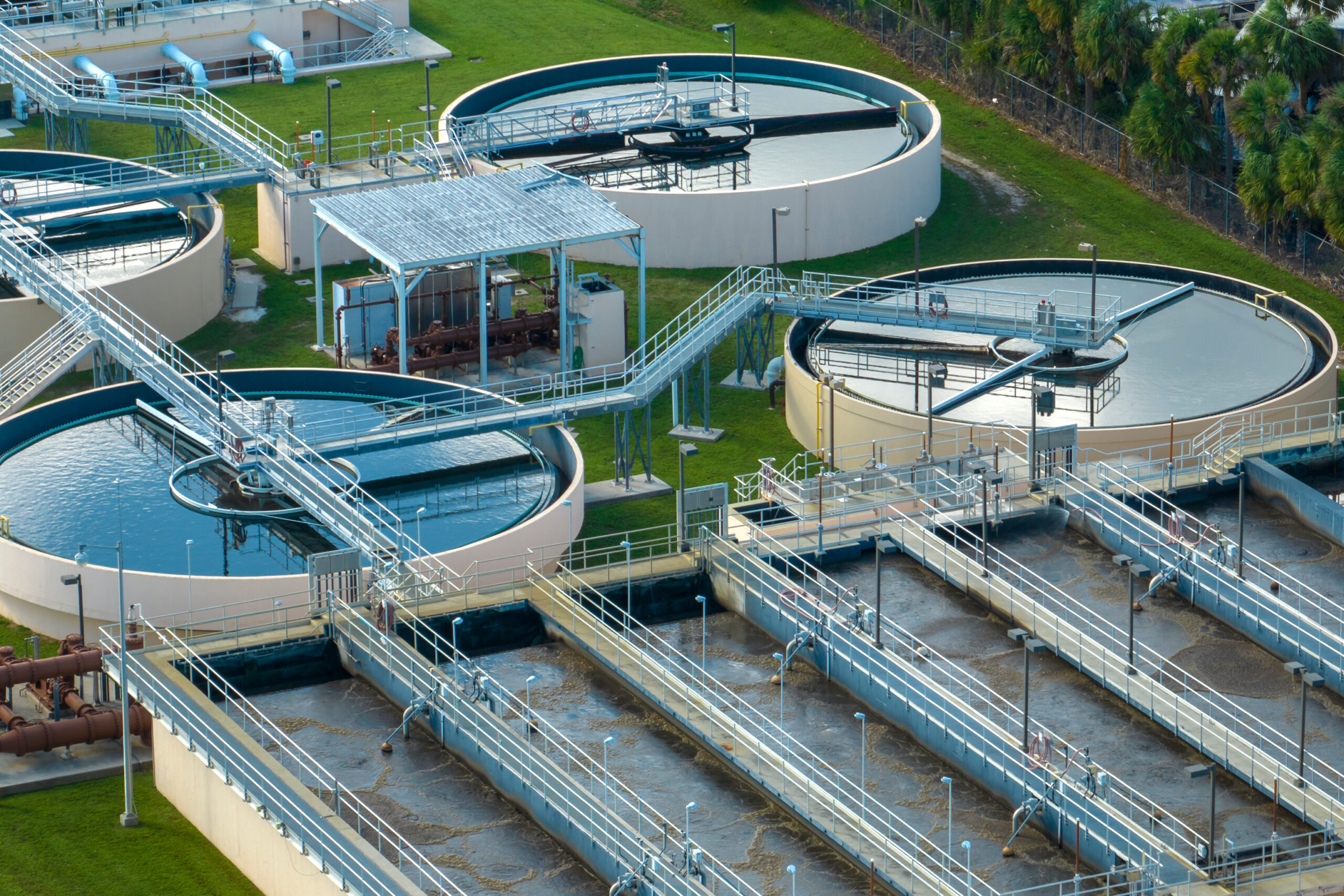 Aerial view of modern water cleaning facility at urban wastewater treatment plant. Purification process of removing undesirable chemicals, suspended solids and gases from contaminated liquid Maschinen / Roboter in einer Autofabrik